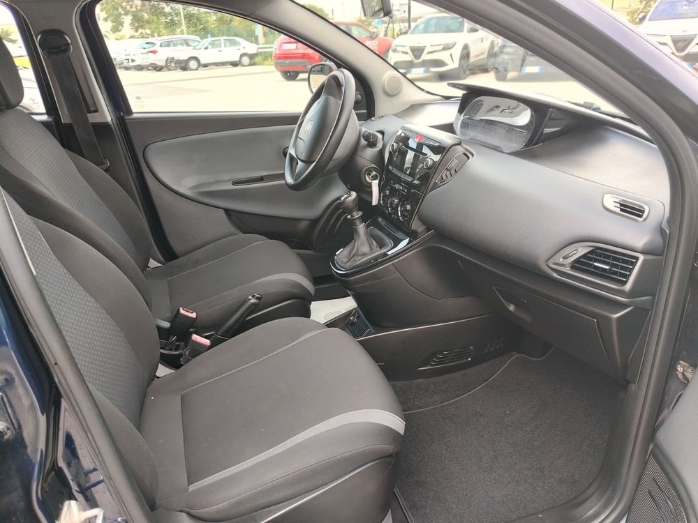 Lancia Ypsilon usata a Matera (15)