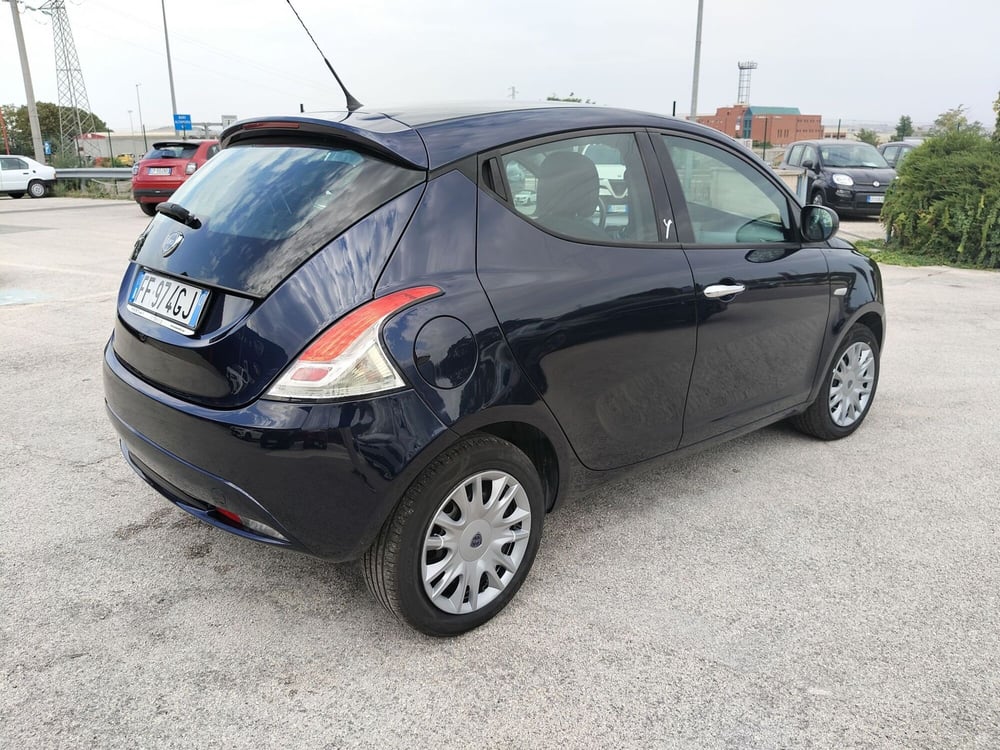 Lancia Ypsilon usata a Matera (4)