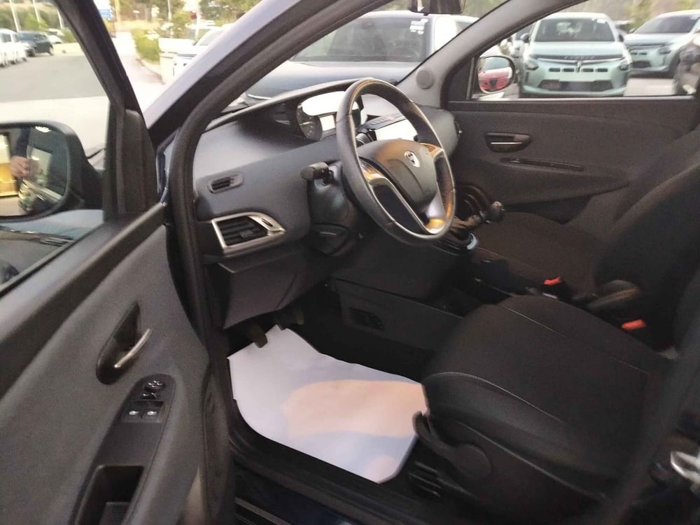 Lancia Ypsilon usata a Matera (11)