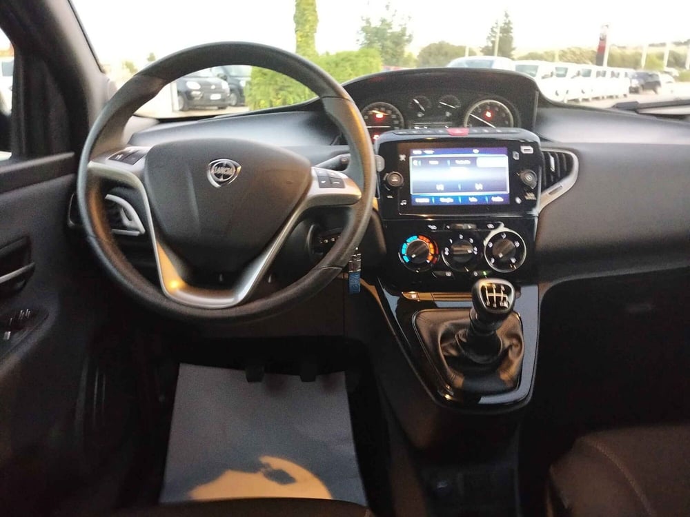 Lancia Ypsilon usata a Matera (15)
