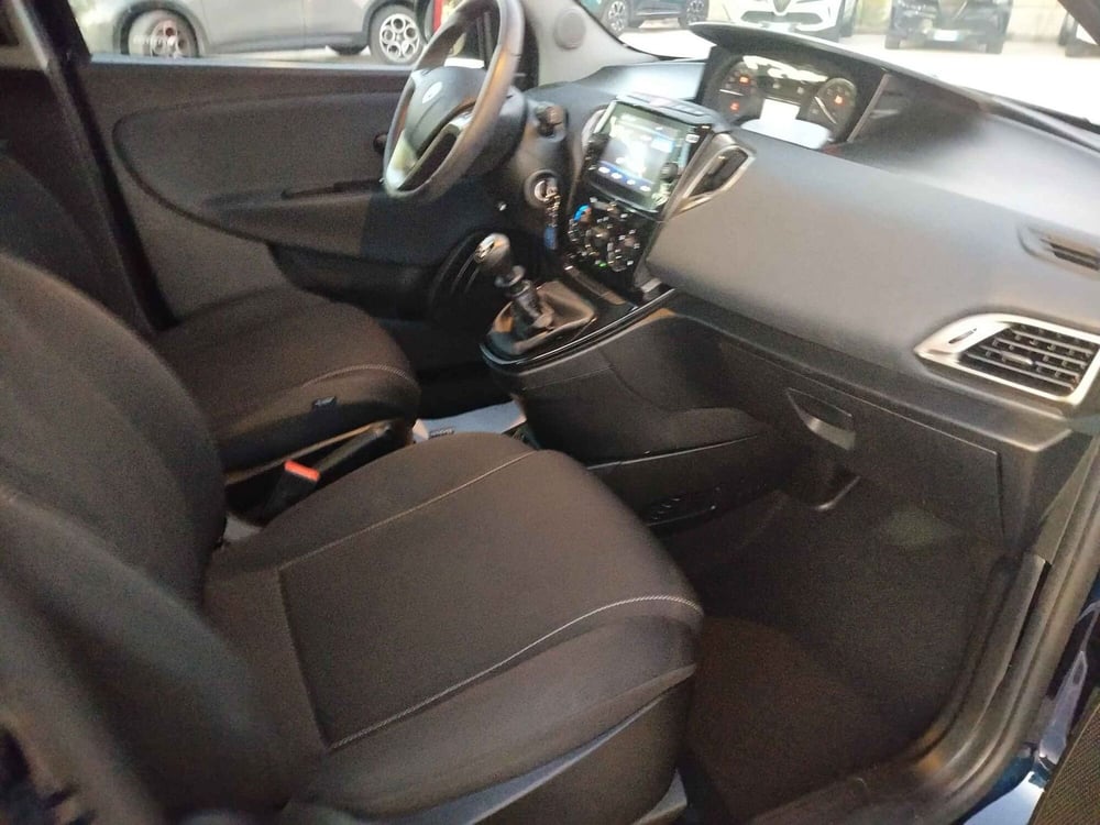 Lancia Ypsilon usata a Matera (19)