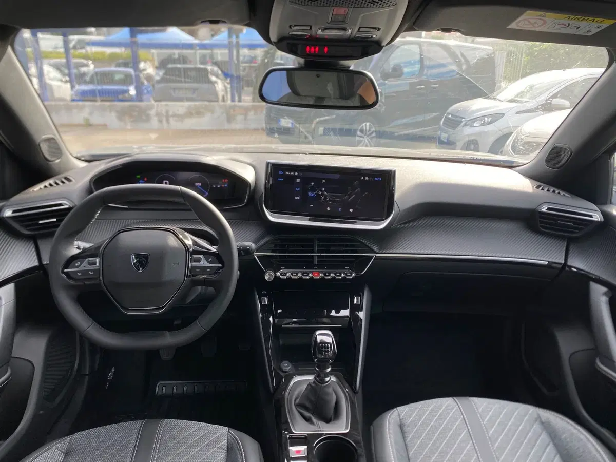 Peugeot 2008 nuova a Bari (10)
