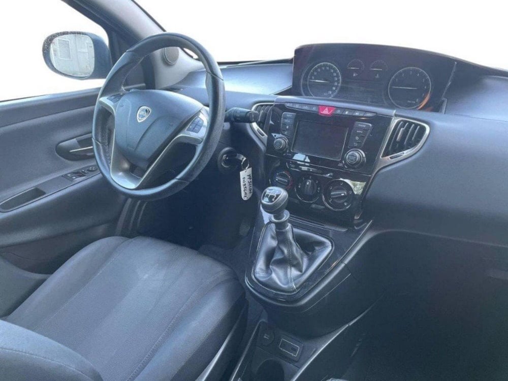 Lancia Ypsilon usata a Macerata (12)