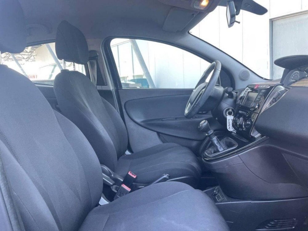 Lancia Ypsilon usata a Macerata (14)