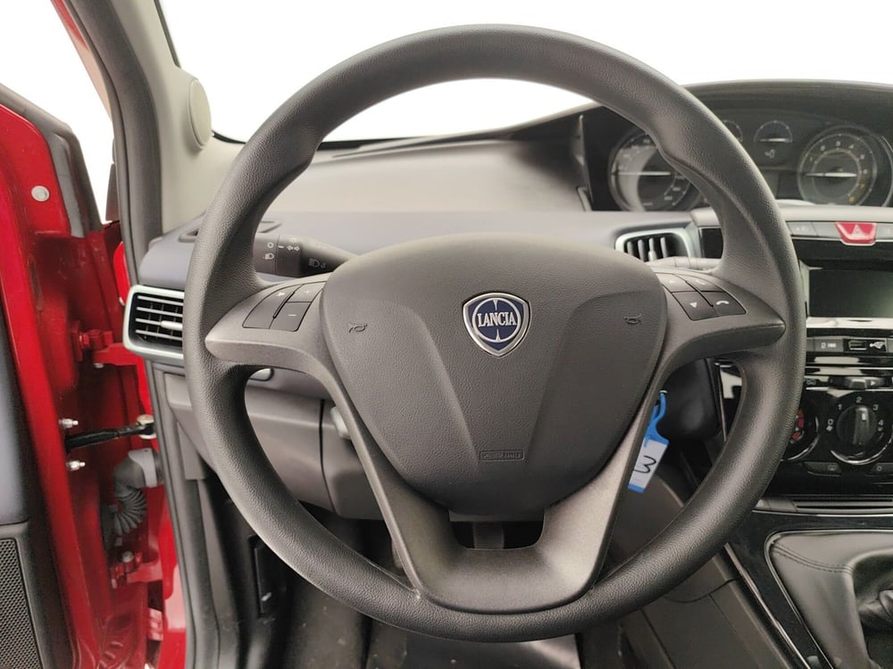Lancia Ypsilon usata a Como (9)