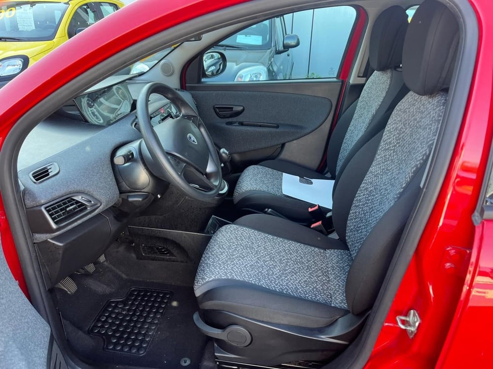 Lancia Ypsilon usata a Milano (11)
