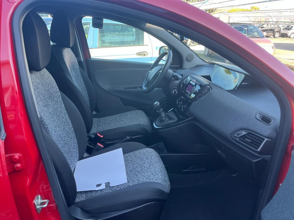 Lancia Ypsilon usata a Milano (12)