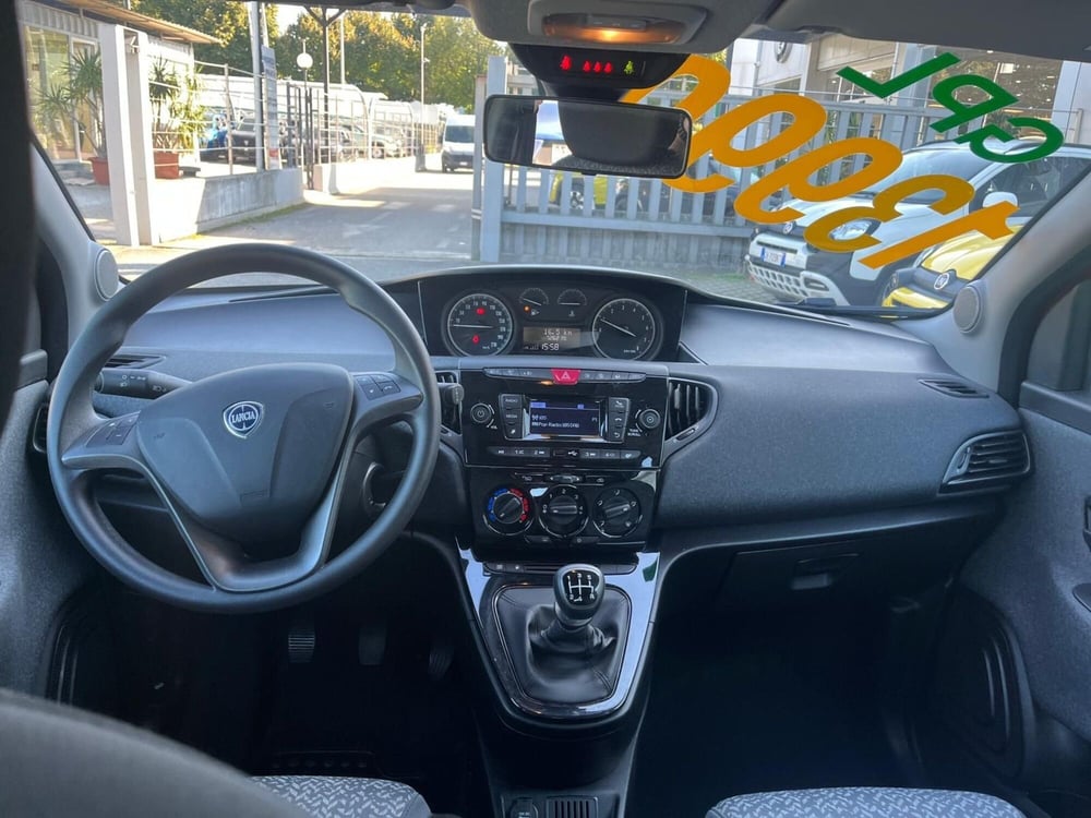 Lancia Ypsilon usata a Milano (15)