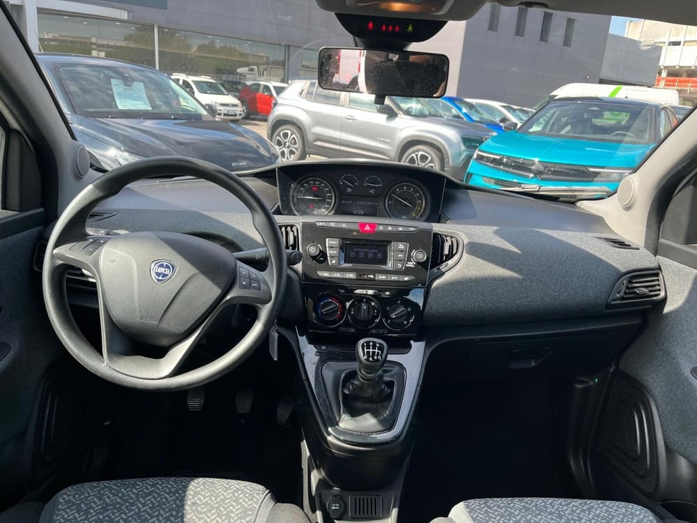 Lancia Ypsilon usata a Milano (15)