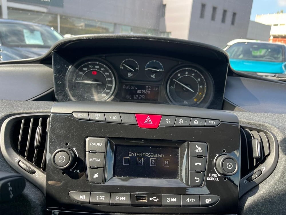 Lancia Ypsilon usata a Milano (16)