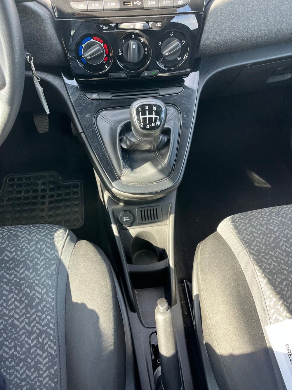 Lancia Ypsilon usata a Milano (17)