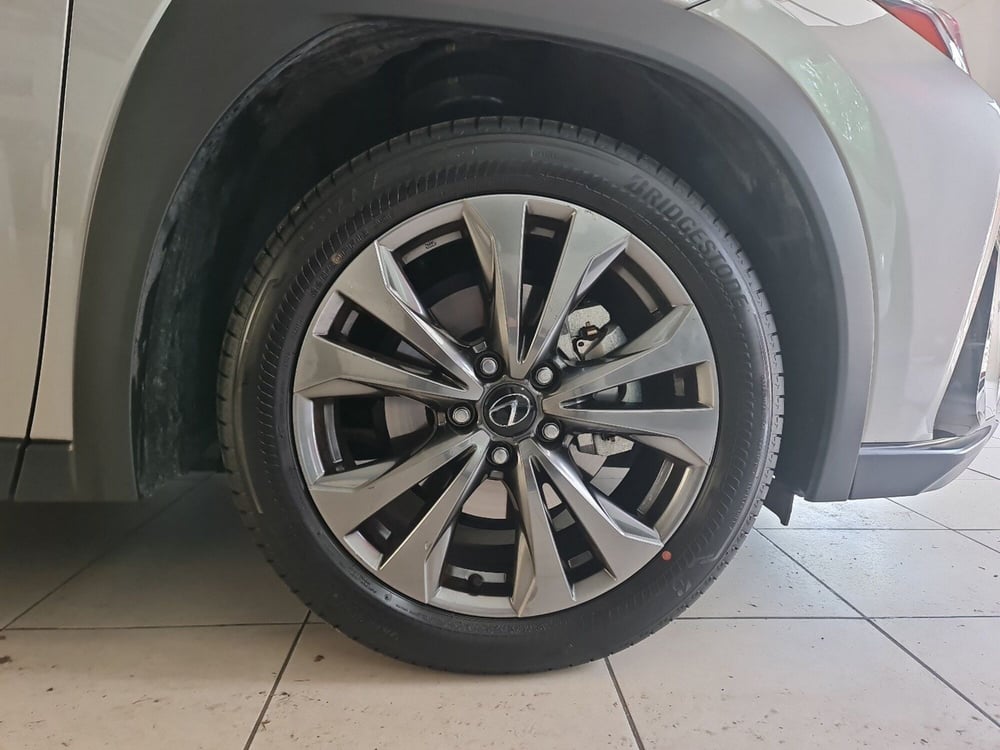 Lexus UX usata a Bologna (7)