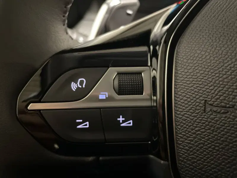 Peugeot 208 nuova a Salerno (18)