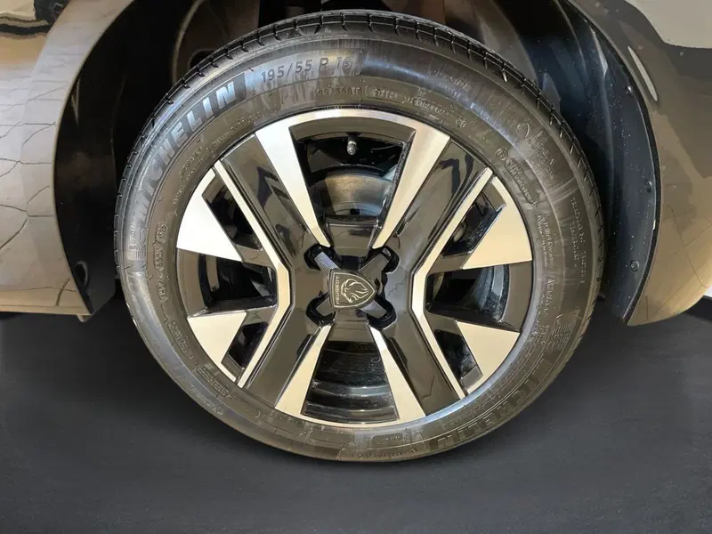 Peugeot 208 nuova a Salerno (19)