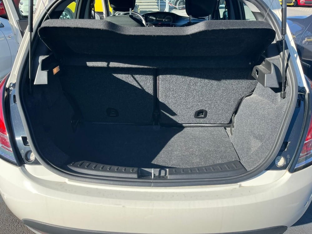 Lancia Ypsilon usata a Lucca (13)