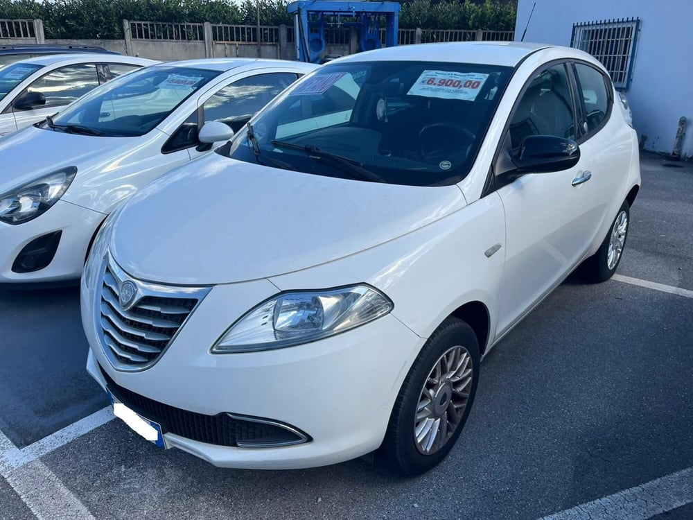 Lancia Ypsilon usata a Lucca