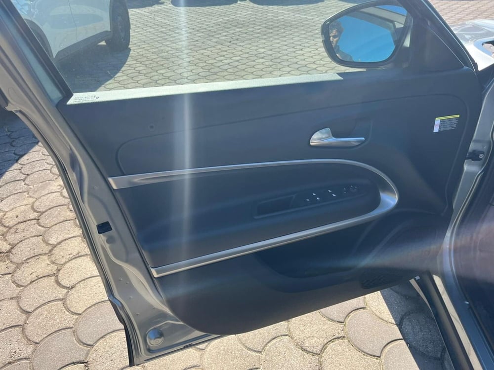 Jeep Avenger nuova a Lucca (10)