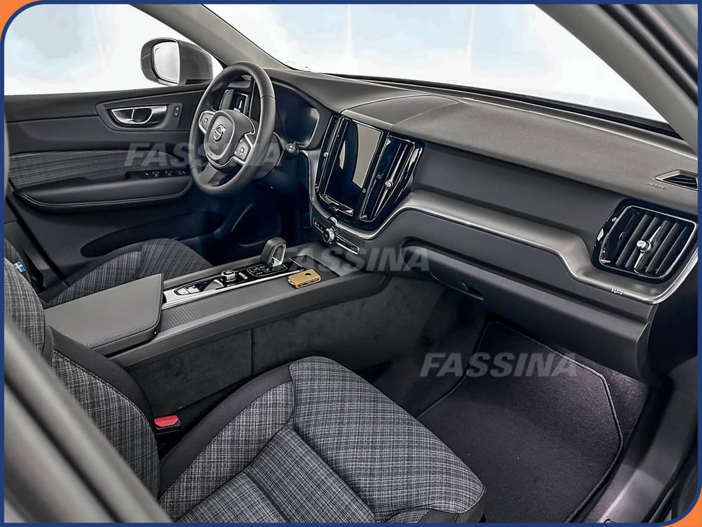 Volvo XC60 nuova a Milano (10)