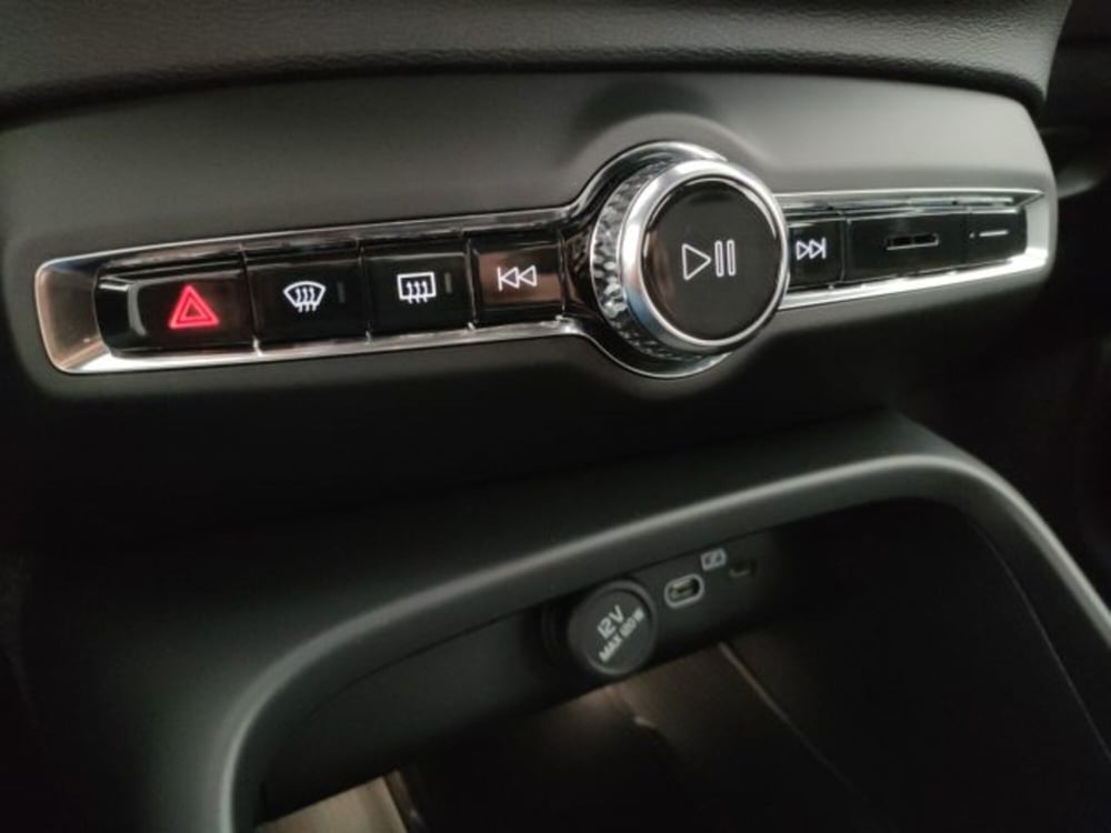 Volvo XC40 nuova a Modena (17)