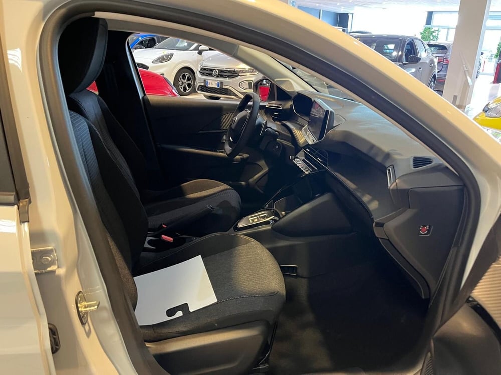 Peugeot 208 nuova a Milano (12)