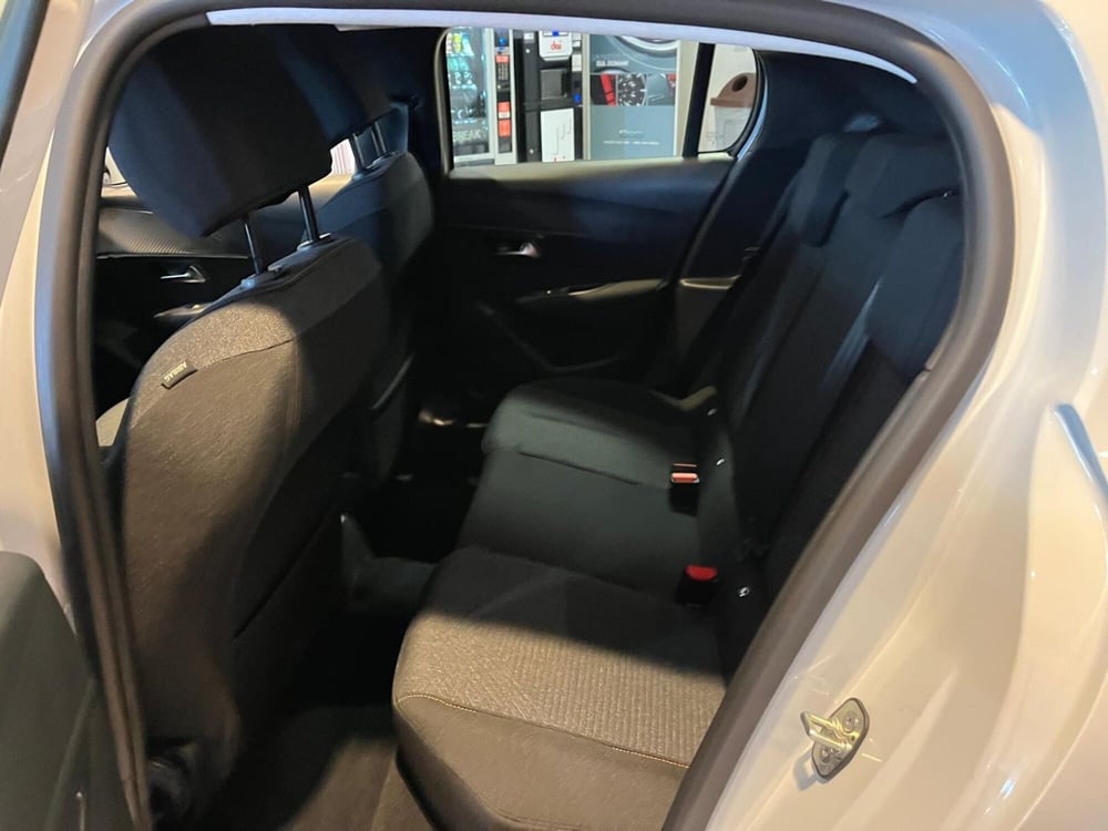 Peugeot 208 nuova a Milano (14)