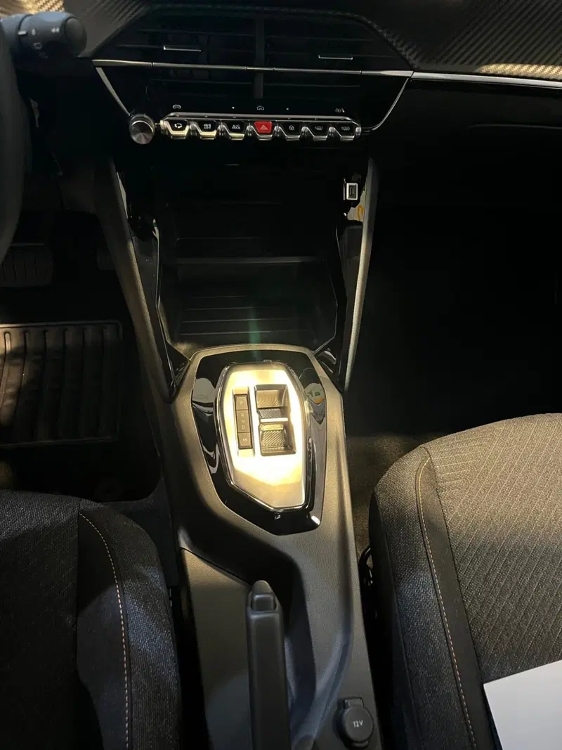 Peugeot 208 nuova a Milano (17)