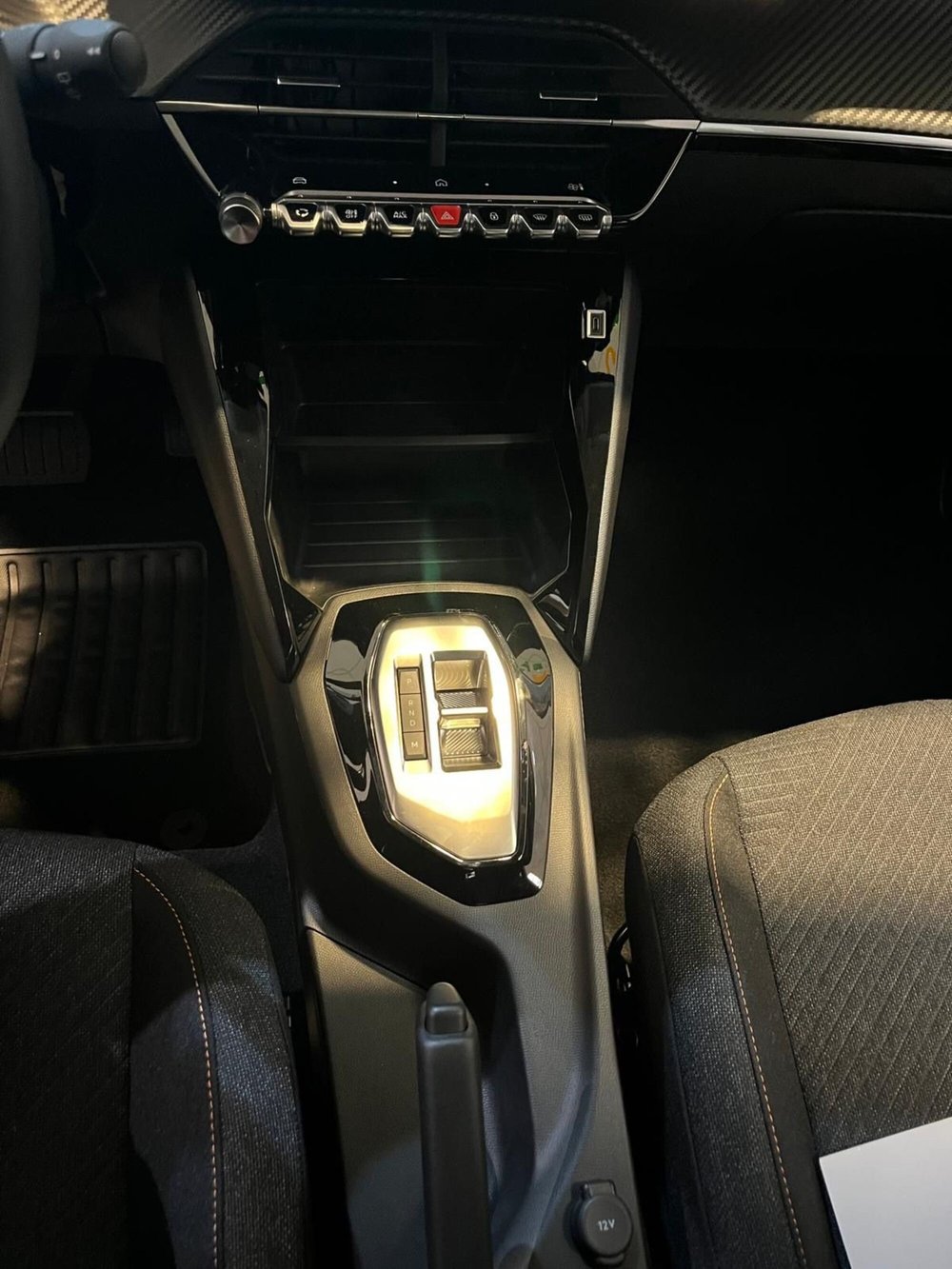 Peugeot 208 nuova a Milano (17)