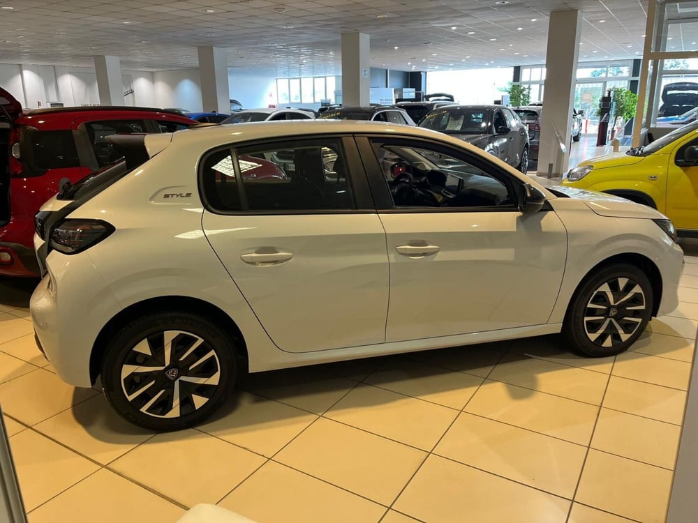 Peugeot 208 nuova a Milano (4)