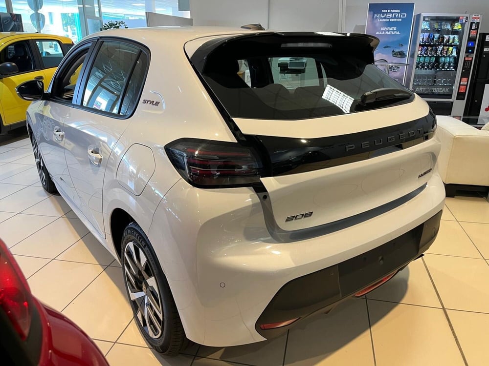 Peugeot 208 nuova a Milano (6)