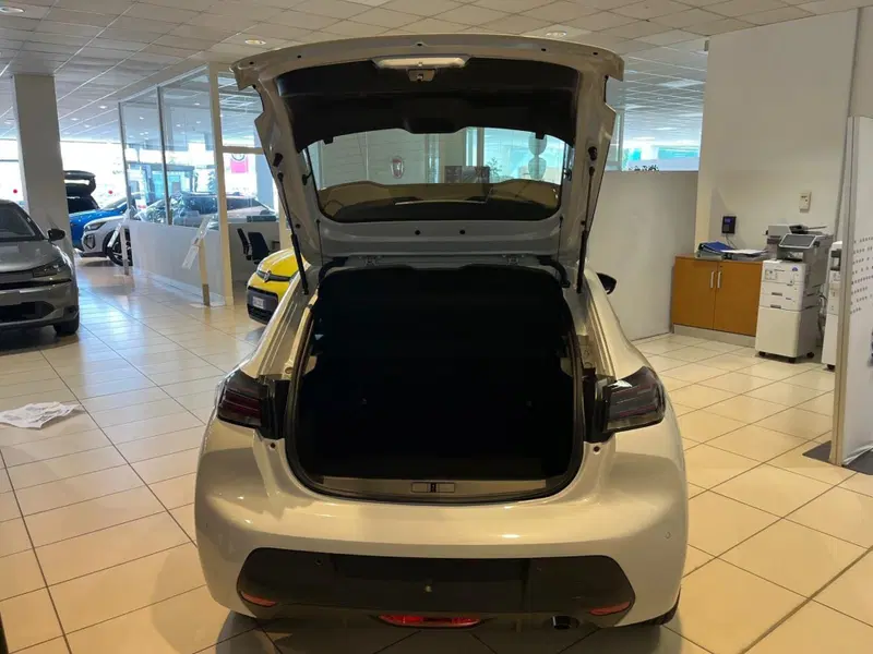 Peugeot 208 nuova a Milano (9)