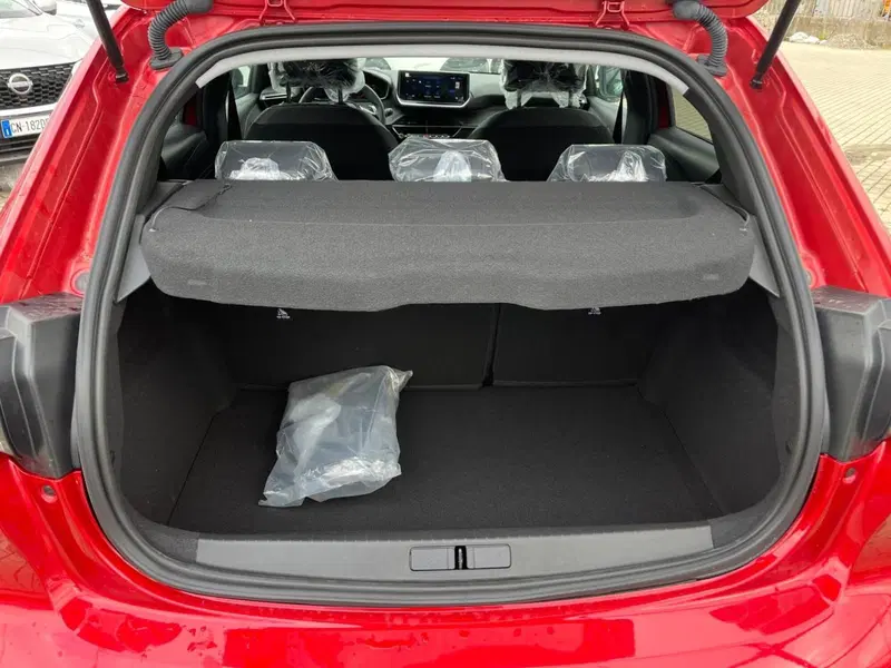 Peugeot 208 nuova a Milano (10)
