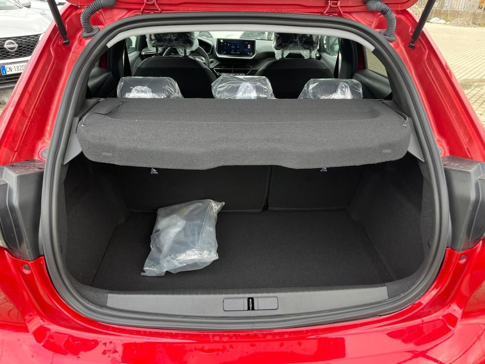 Peugeot 208 nuova a Milano (10)