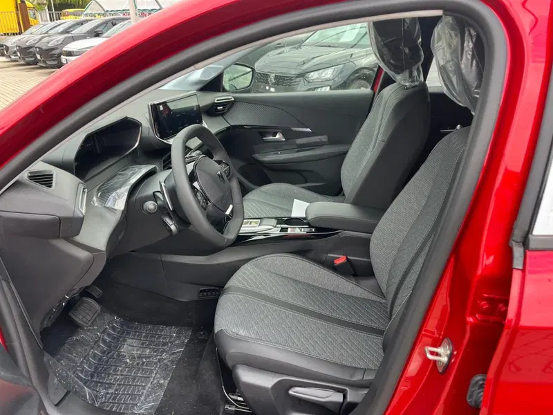 Peugeot 208 nuova a Milano (11)