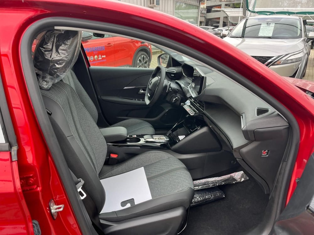 Peugeot 208 nuova a Milano (12)