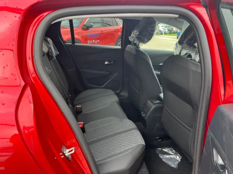 Peugeot 208 nuova a Milano (13)