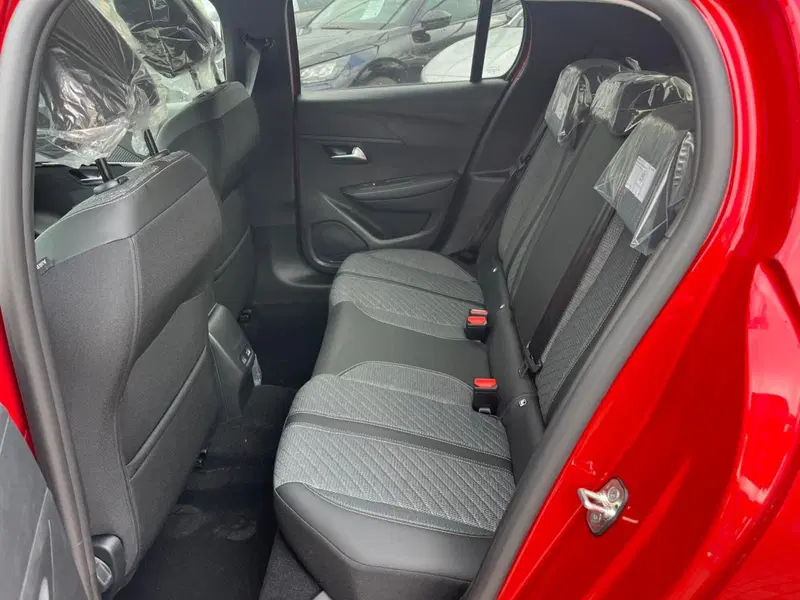 Peugeot 208 nuova a Milano (14)