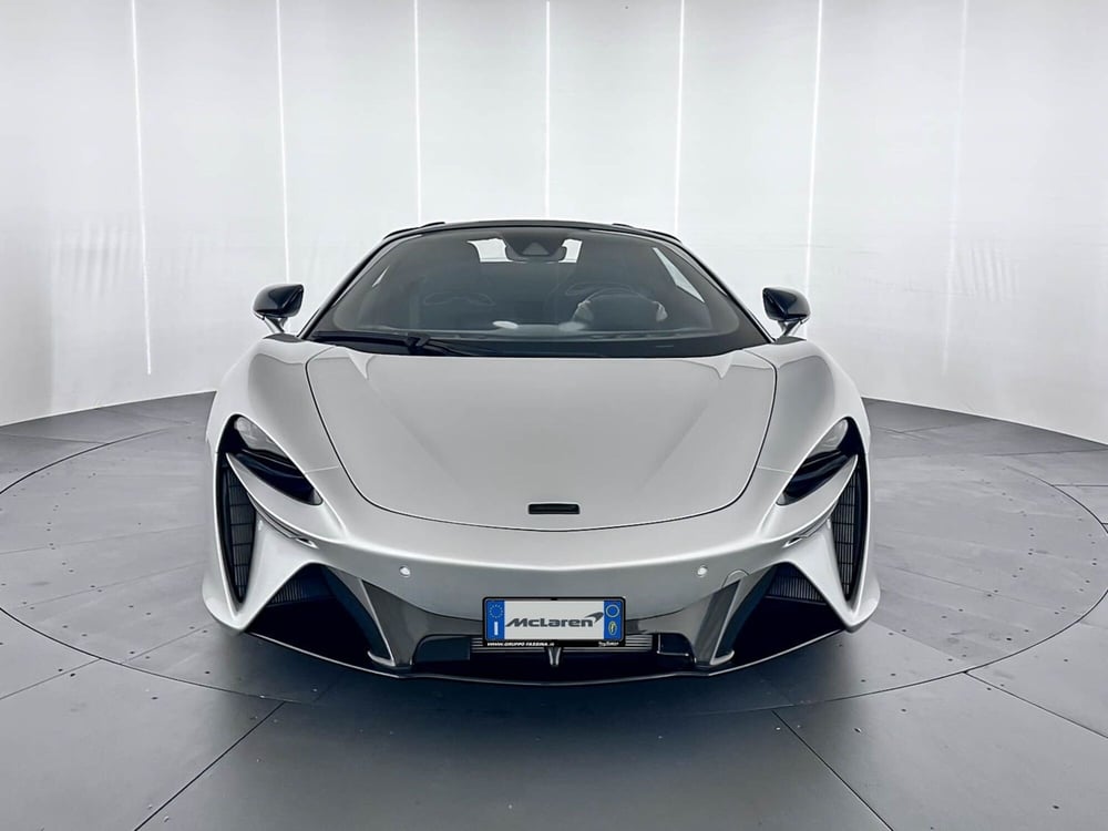 McLaren Artura Coupé nuova a Milano (2)