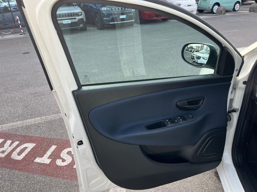 Lancia Ypsilon usata a Lucca (10)