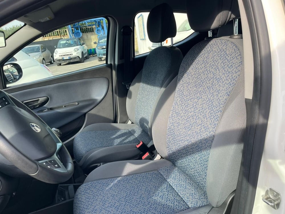 Lancia Ypsilon usata a Lucca (11)