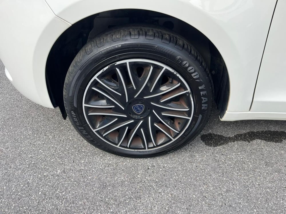 Lancia Ypsilon usata a Lucca (9)