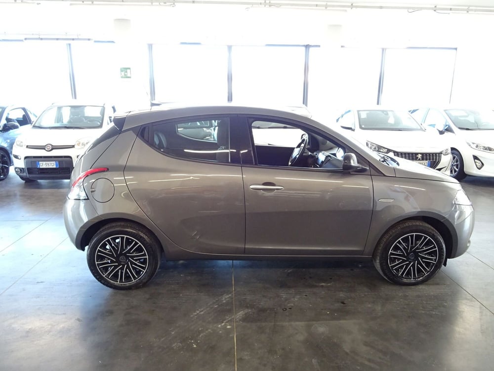 Lancia Ypsilon usata a Lucca (5)