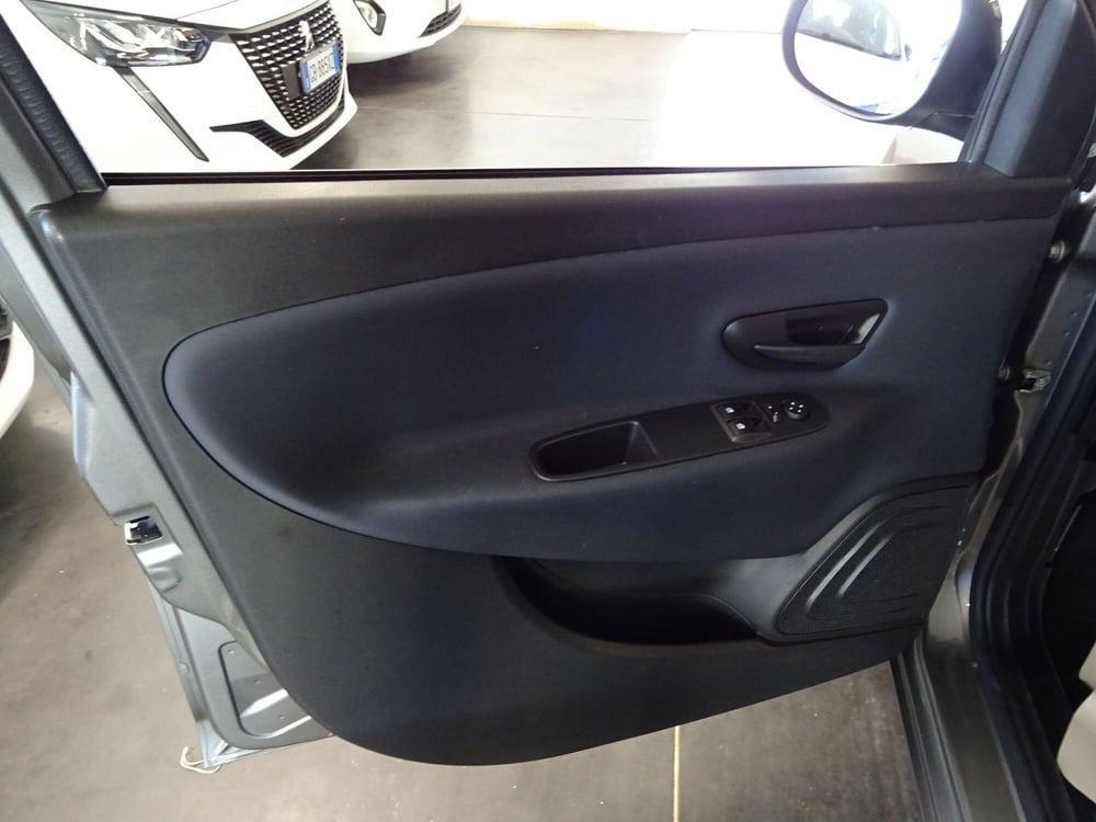 Lancia Ypsilon usata a Lucca (8)