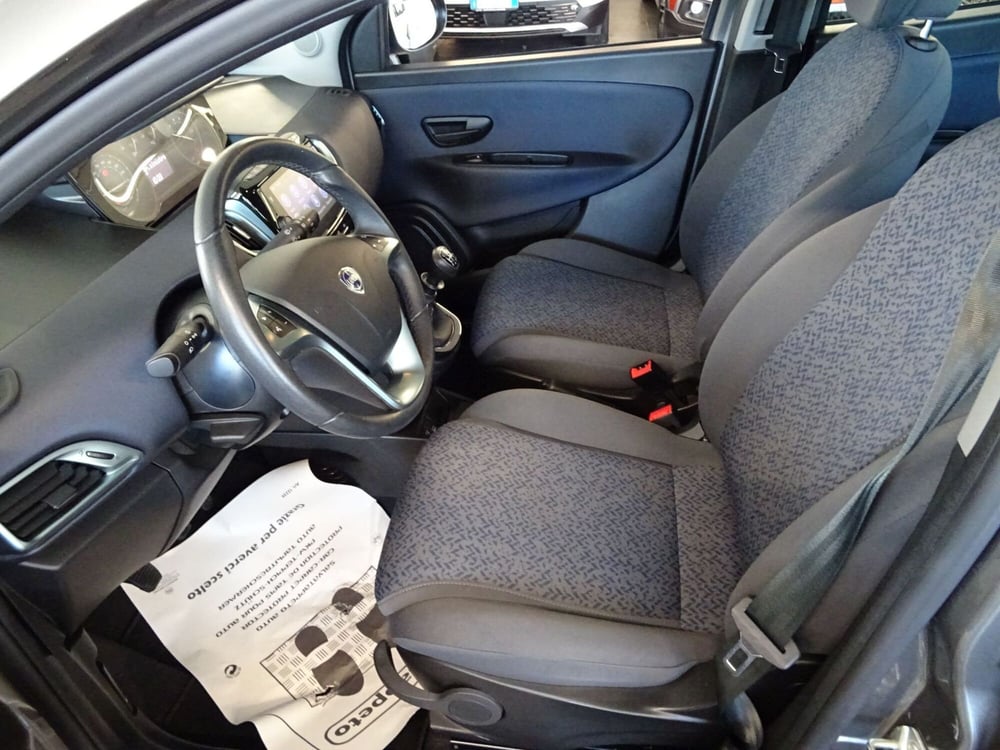Lancia Ypsilon usata a Lucca (9)