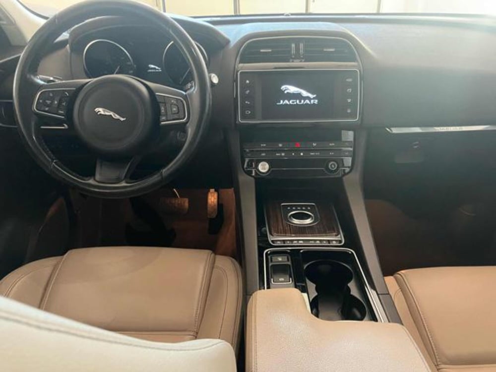 Jaguar F-Pace usata a Lucca (7)