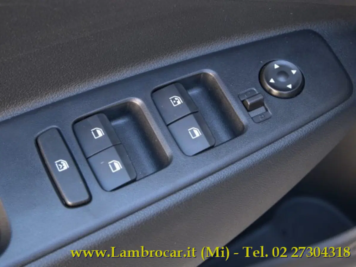 Hyundai i10 nuova a Milano (17)