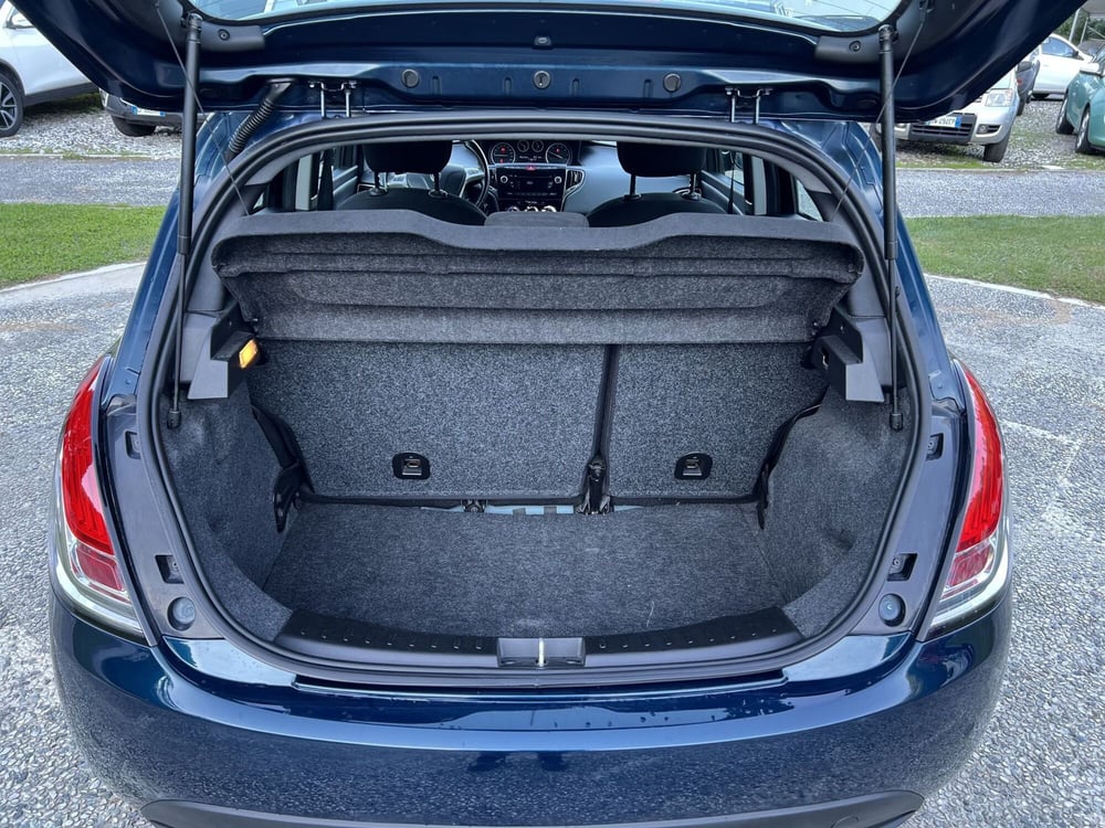 Lancia Ypsilon usata a La Spezia (16)