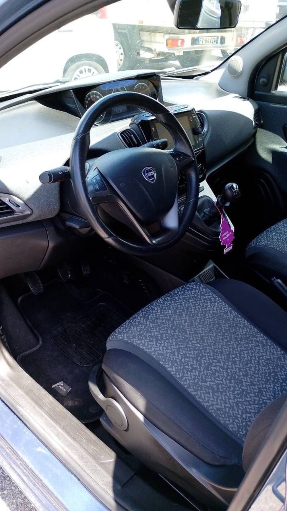 Lancia Ypsilon usata a Salerno (8)