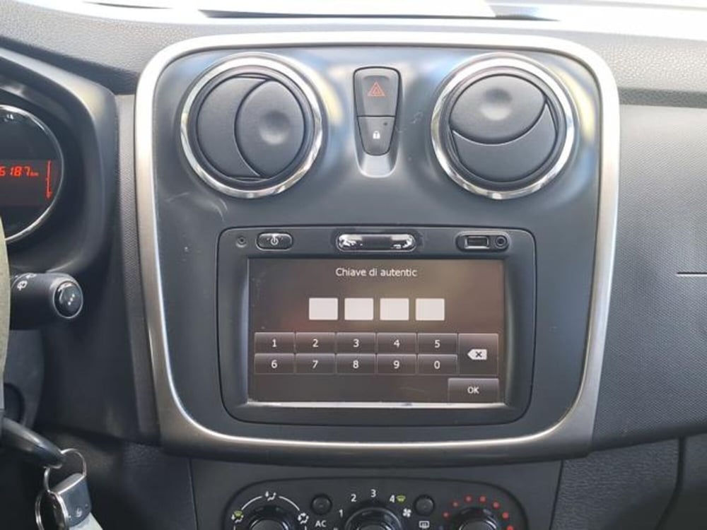 Dacia Sandero usata a Salerno (16)