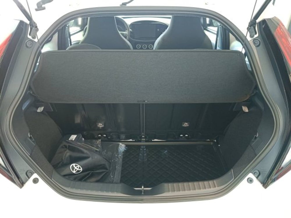 Toyota Aygo X nuova a Teramo (12)