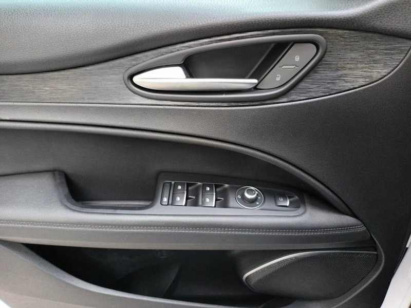 Alfa Romeo Stelvio usata a Bari (11)